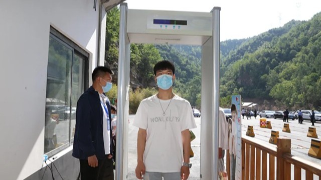 紅外體溫篩查安檢門減少景區(qū)人員接觸，降低人群聚集風(fēng)險(xiǎn)