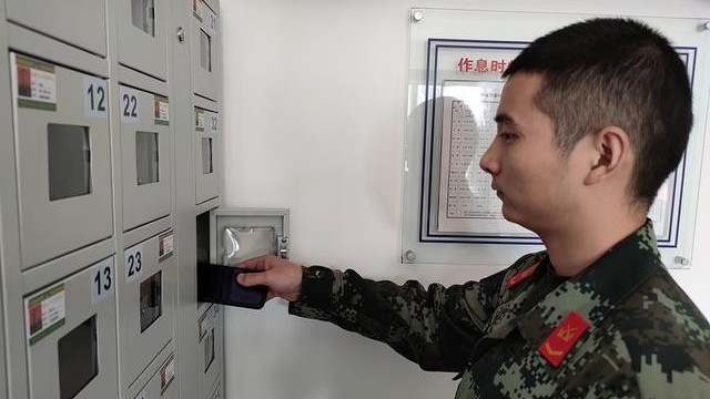引入智能手機(jī)儲存柜和手機(jī)檢查門堅持筑牢軍營網(wǎng)絡(luò)安全防線