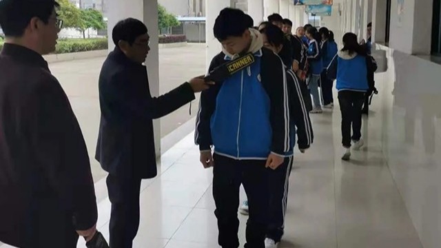 搜查手機(jī)的設(shè)備