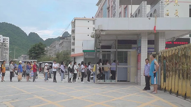 學(xué)校安檢門將危險(xiǎn)物品拒之校門外,提高校園安全