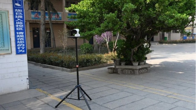 遠(yuǎn)距離人體測溫儀學(xué)校上崗，為開學(xué)防疫做準(zhǔn)備