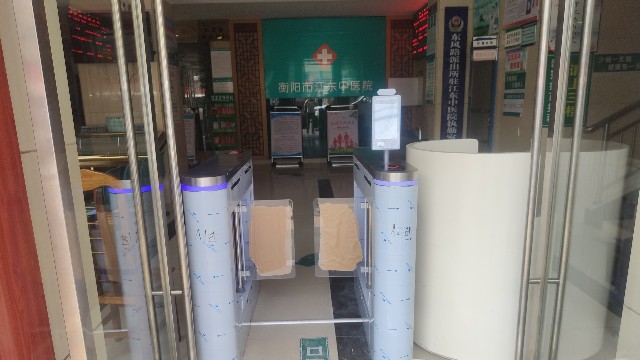 衡陽(yáng)江東中醫(yī)院引入探天下健康碼測(cè)溫門(mén)禁一體機(jī)加強(qiáng)防疫管理