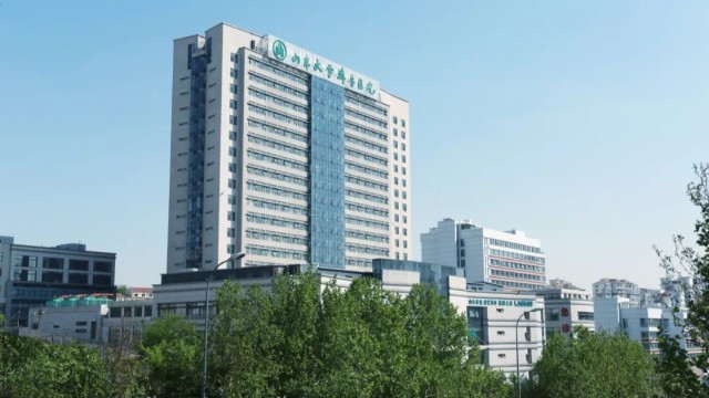 山東大學齊魯醫(yī)院疫情防控測體溫人臉識別一體機嚴把關