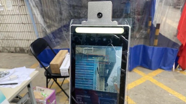 人防+技防，葛集鎮(zhèn)為民服務(wù)使用立柱式人臉識別測溫儀