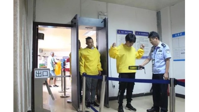 黃岡市公安局交警支隊安裝通過式金屬檢測門嚴把駕駛員考試入口關
