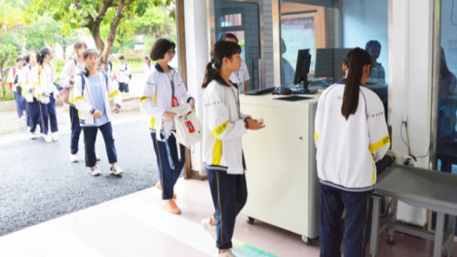 加強(qiáng)校園手機(jī)管理:安檢門(mén)與安檢機(jī)的雙重防護(hù)