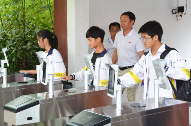 人臉識別閘機(jī)