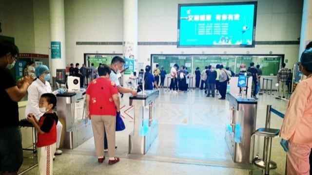 人臉識別測溫閘機(jī)