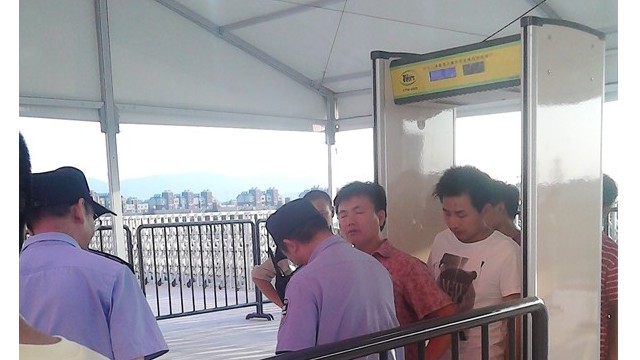 液晶型金屬探測(cè)安檢門