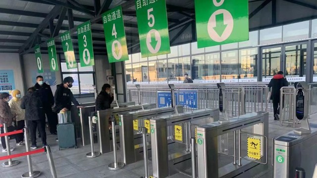 阜陽(yáng)市健康碼識(shí)別閘機(jī)上崗，守好疫情外防輸入關(guān)口